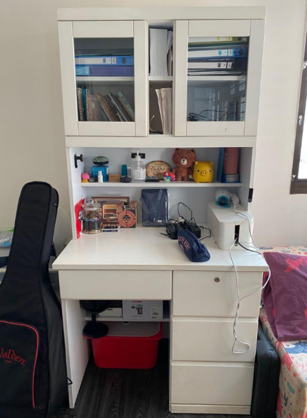 Meja belajar dengan lampu meja built-in